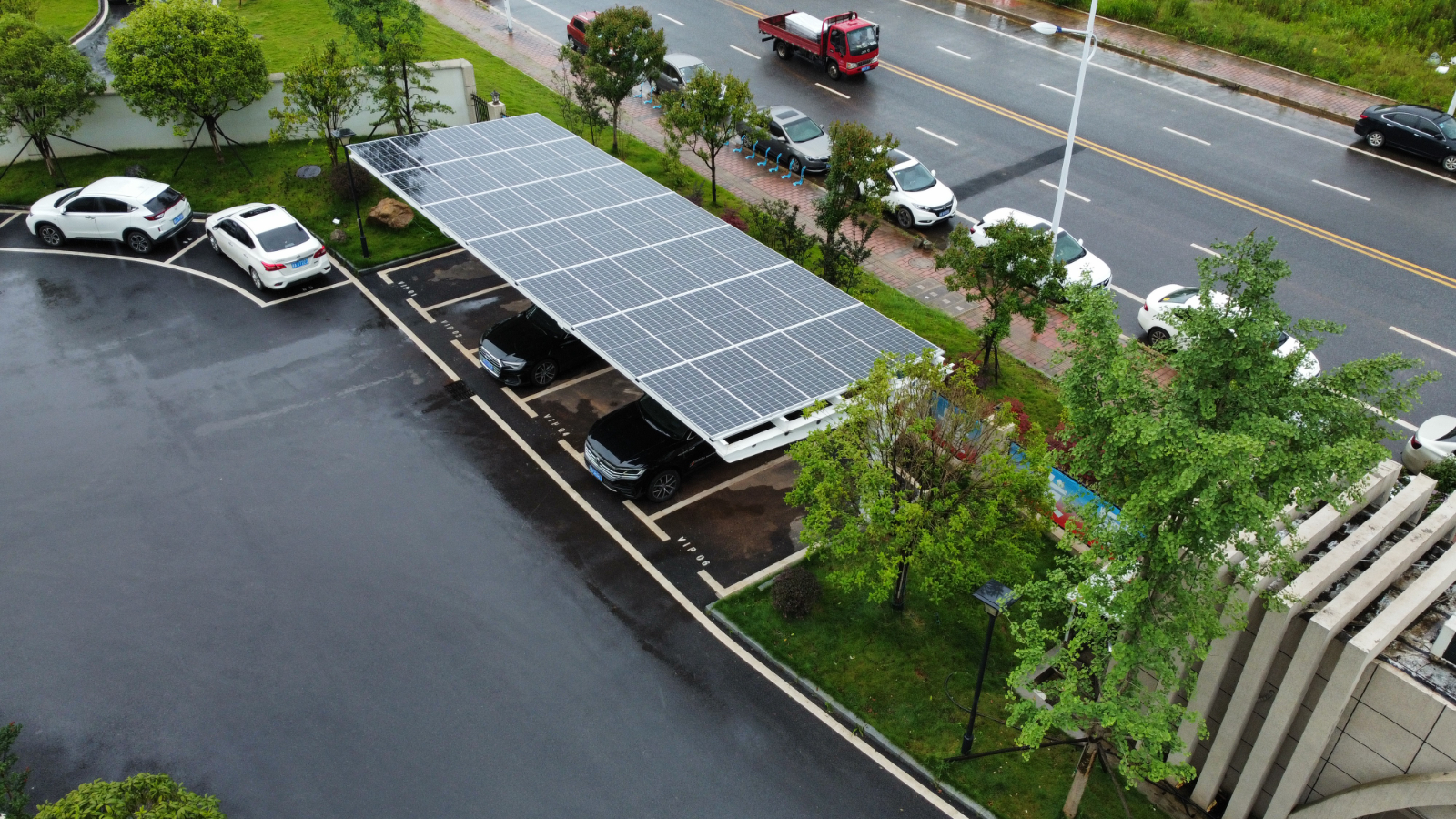 法国：所有大型停车场依法安装太阳能屋顶